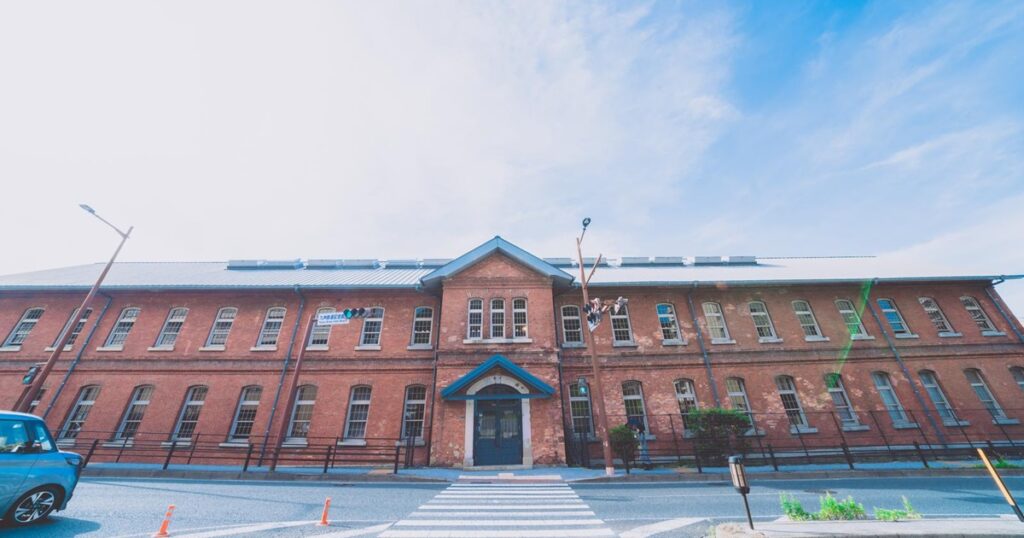 横断歩道の先にあるレンガ建物_1200_630
