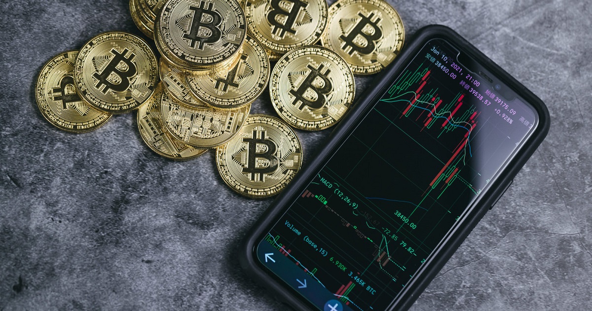 積まれたビットコインと横に置かれたスマートフォン_1200_630
