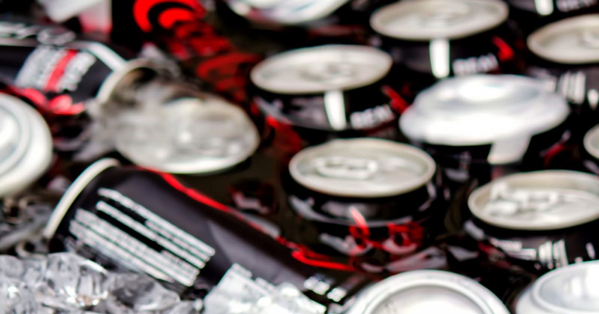 氷水の中で冷えた缶ジュース_1200_630