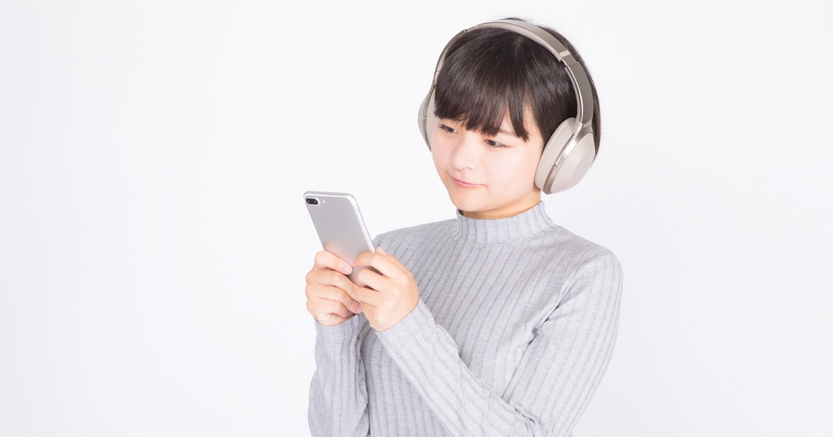 スマホで音楽を聴く女性_1200_630