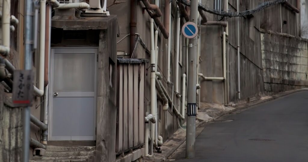 建ち並ぶ古い建物_1200_630