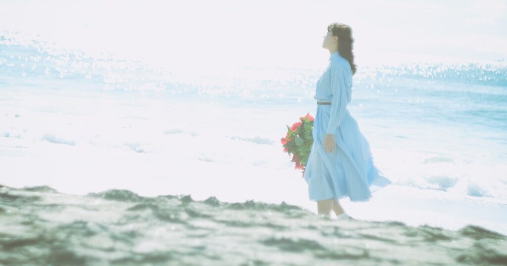 陽の光と海風を感じる女性_1200_630