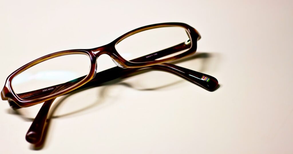 茶色いフレームの眼鏡_1200_630
