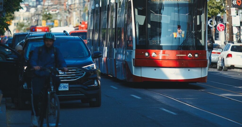 トロント市街地と路面電車_1200_630