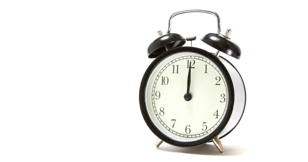 お昼の時間を指す目覚まし時計_1200_630