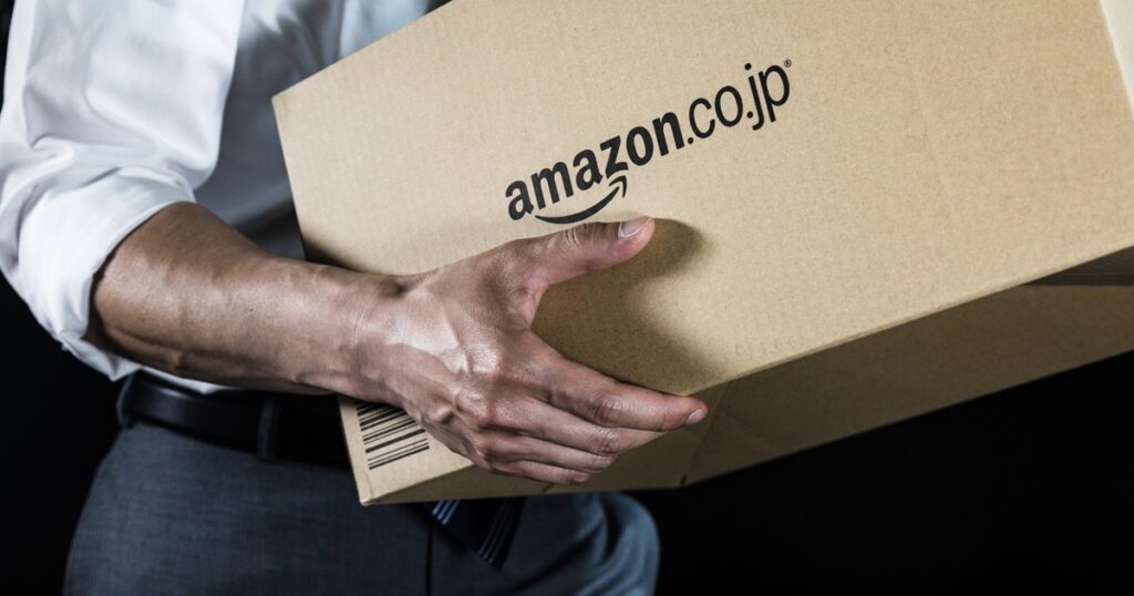 重いダンボールを持ち運び血管をアピールする上腕イケメン_1200_630