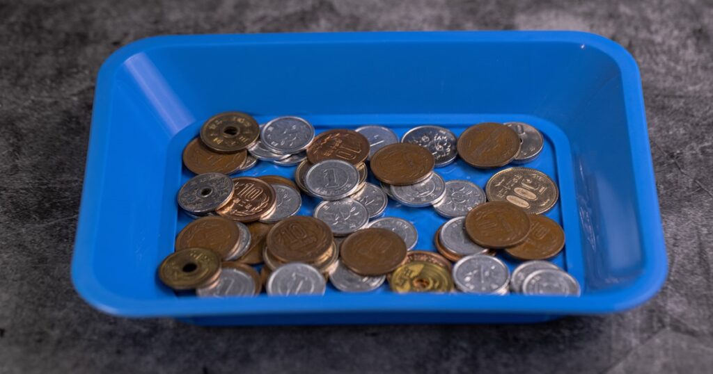 会計トレイに置かれた小銭の山_1200_630