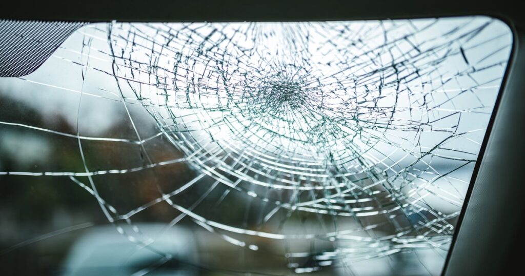 飛び石によってフロントガラスにヒビが入る_1200_630