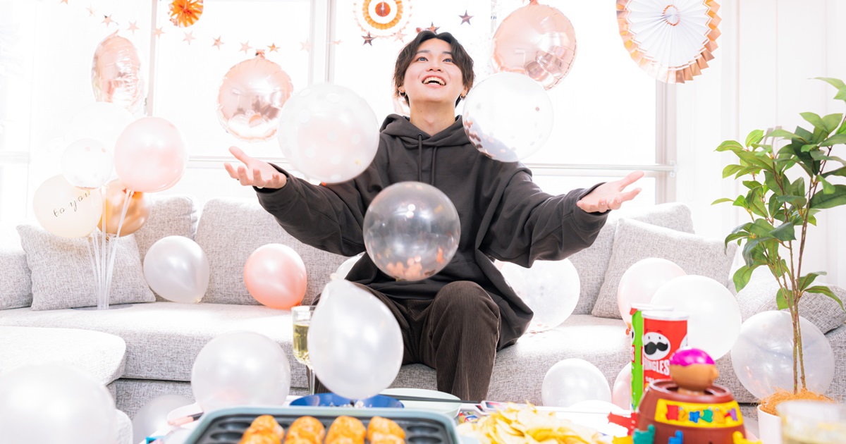 ホームパーティーを楽しむ男性_1200_630