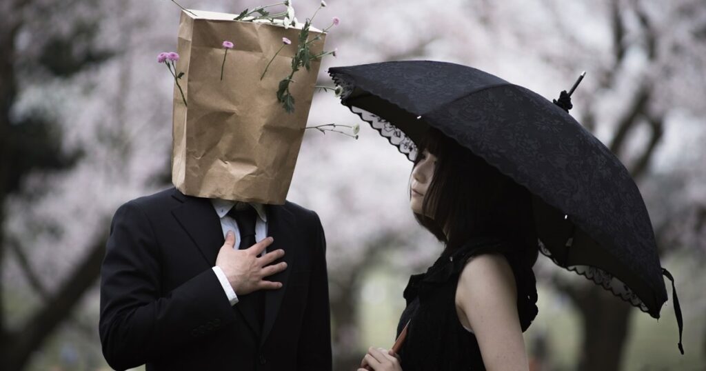 傘の代わりに紙袋をかぶる紳士_1200_630