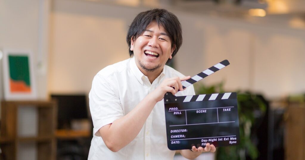 立派なカチンコを持つ男性_1200_630