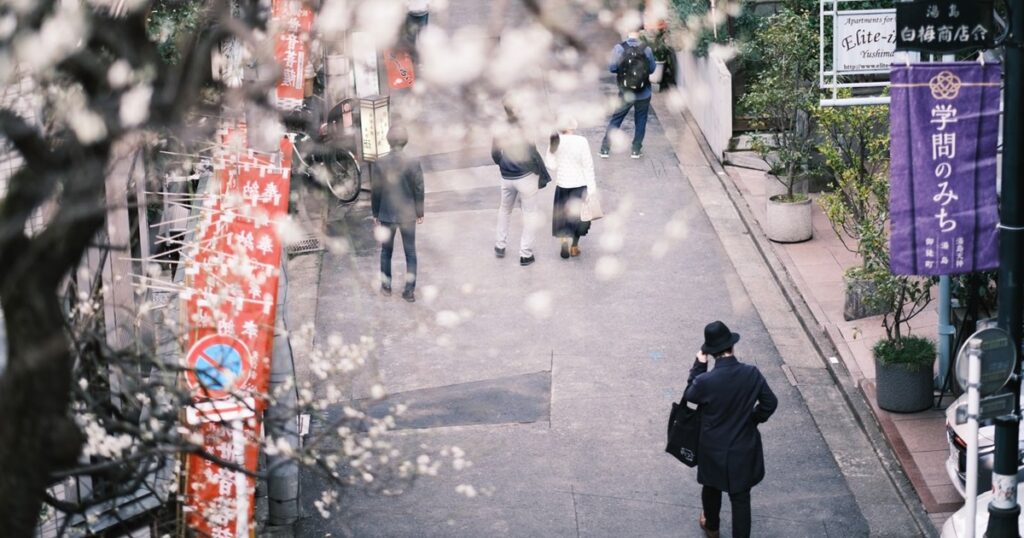 梅が開花する散歩道沿いの梅の花とのぼり旗_1200_630